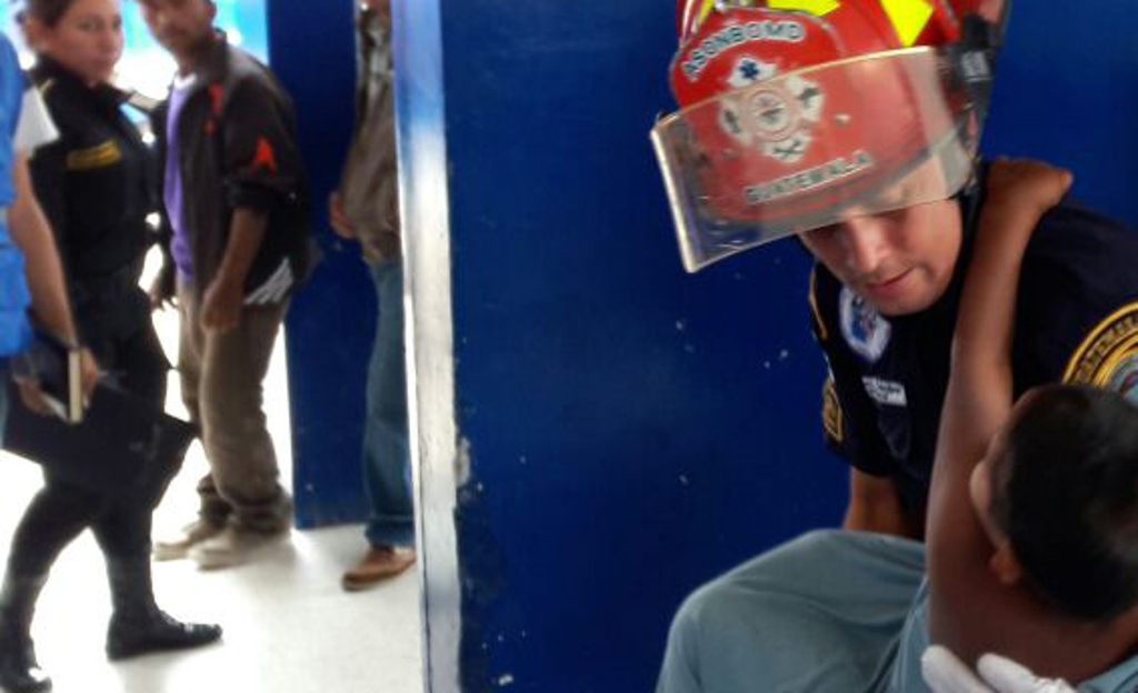 Bombero auxilia a niño que fue localizado en una de las calles de Monjas, Jalapa. (Foto Prensa Libre: Hugo Oliva).