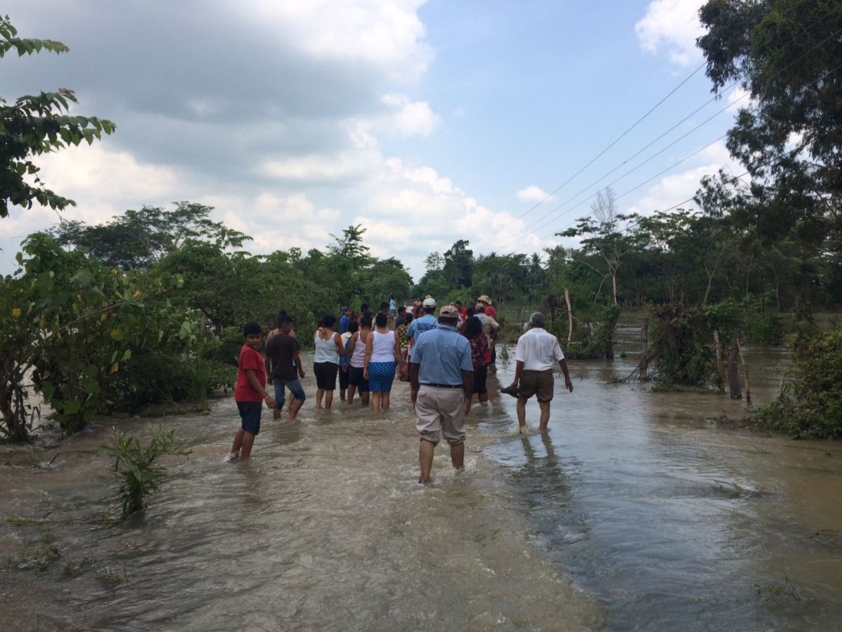 Vecinos temen que el río dañe pertenencias en sus viviendas. (Foto Prensa Libre: Rolando Miranda)