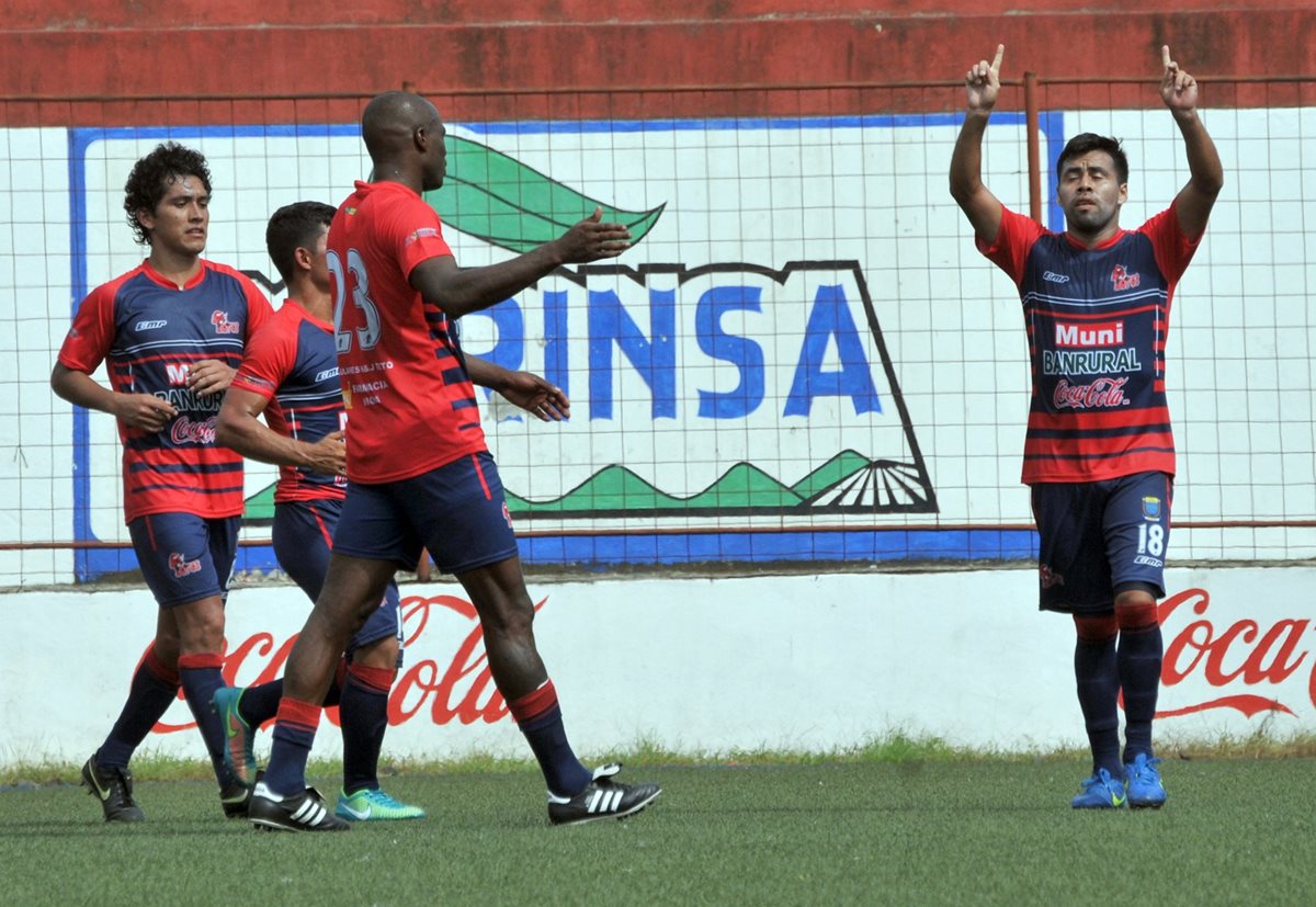 Los "toros" golearon a Marquense este miércoles. (Foto Prensa Libre: Alexander Coyoy)