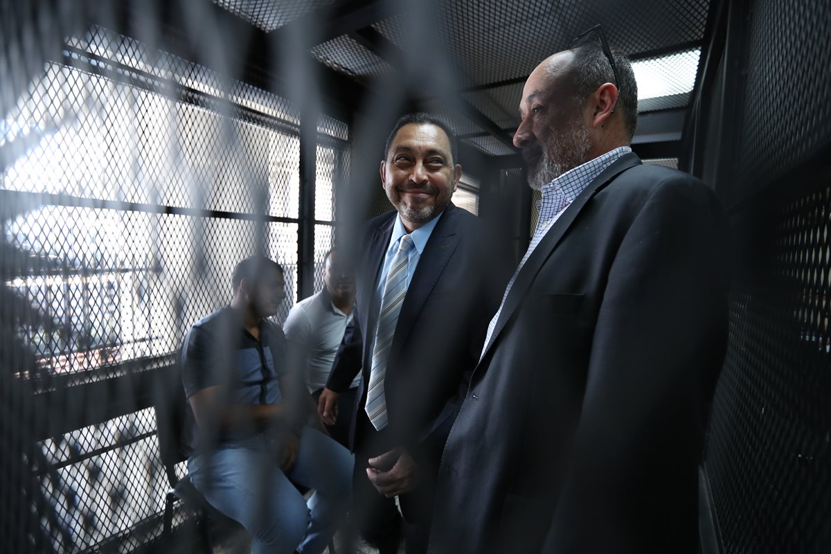 Mauricio López Bonilla y Moisés Galindo en la carceleta del juzgado de mayor riesgo D, este lunes. (Foto Prensa Libre: Paulo Raquec).