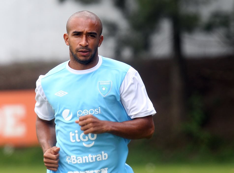 Fredy Thompson trabajó por aparte ayer durante el entrenamiento de la Bicolor. (Foto Prensa Libre: Edwin Fajardo)