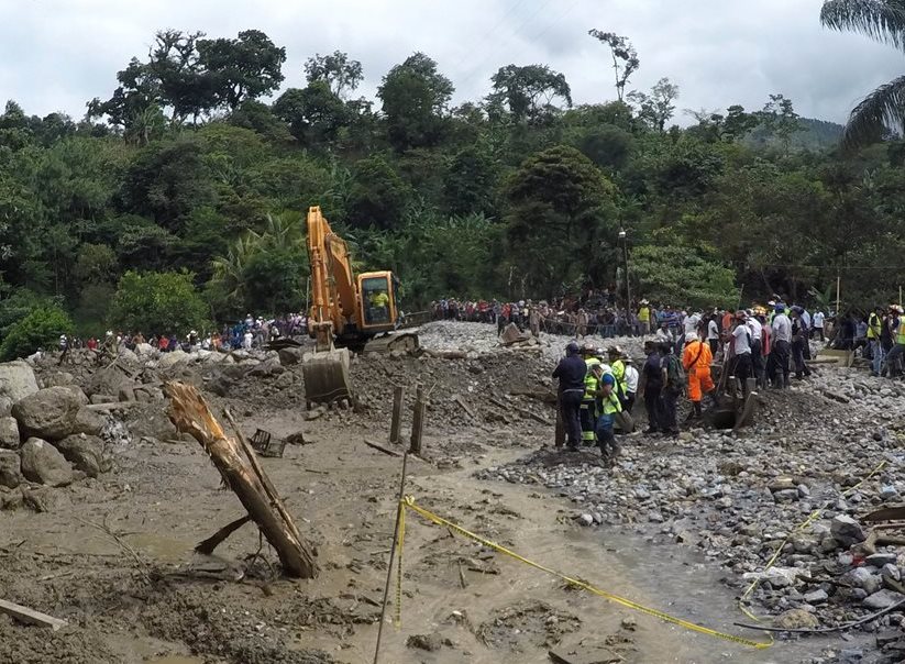 Pobladores observan como trabajan los socorristas y personal de la Conred en el lugar de la tragedia. (Foto Prensa Libre: Eduardo Sam Chun)