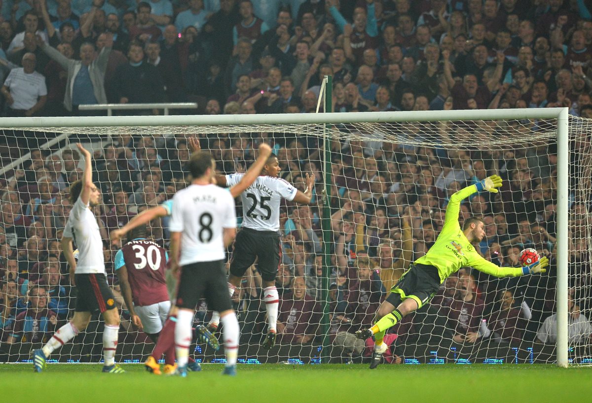 David de Gea se estira pero no alcanza el cabezazo de Michail Antonio, que se va al fondo del arco. (Foto Prensa Libre: AFP)