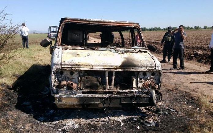 El vehículo en el que viajaban los australianos fue hallado quemado. (Foto Prensa Libre: AP)