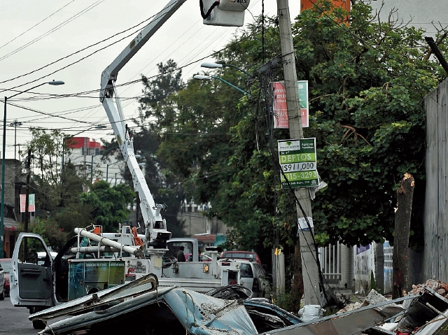 Vehículos destruidos y daños en el sistema eléctrico causó el colapso de varios muros.