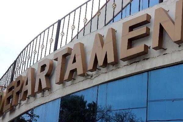 fisuras atraviesan   gran parte del edificio.