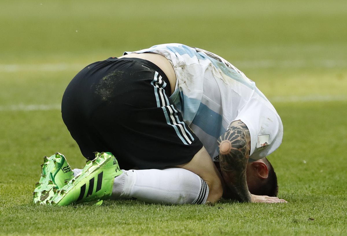 Messi no puede creer que él y su selección hayan quedado fuera de Rusia 2018 tan rápidamente; en 2014 llegaron a la final. (Foto Prensa Libre: EFE)