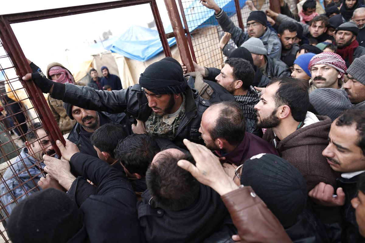 Los refugios en las fronteras sirias ya no se dan abasto. (Foto Prensa Libre: EFE)