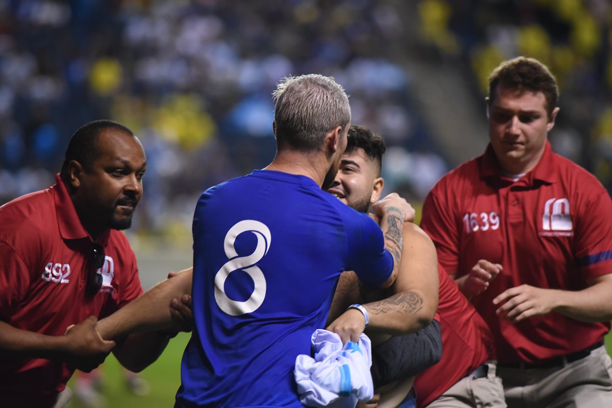 Un aficionado ingresó al terreno de juego para pedirle una fotografía a Jean Márquez. (Foto Prensa Libre: Wilfredo Girón)