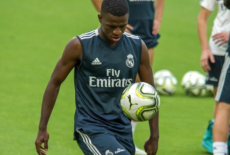 El jugador del Real Madrid Vinicius Junior entrena en el Hard Rock Stadium de Miami Garden, Florida (EE.UU.). (Foto Prensa Libre: EFE)