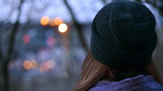 Las personas que se sienten solas sufren la soledad en todas las estaciones del año, no sólo en el invierno. GETTY IMAGES