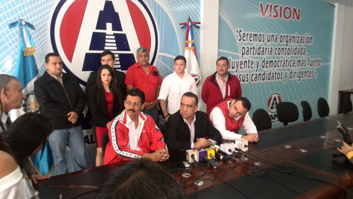 El diputado Jaime Martínez Lohayza en conferencia de prensa en la sede de la Gana, donde pide una investigación por parte del MP y Cicig responsable. (Foto Prensa Libre: Erick Ávila)