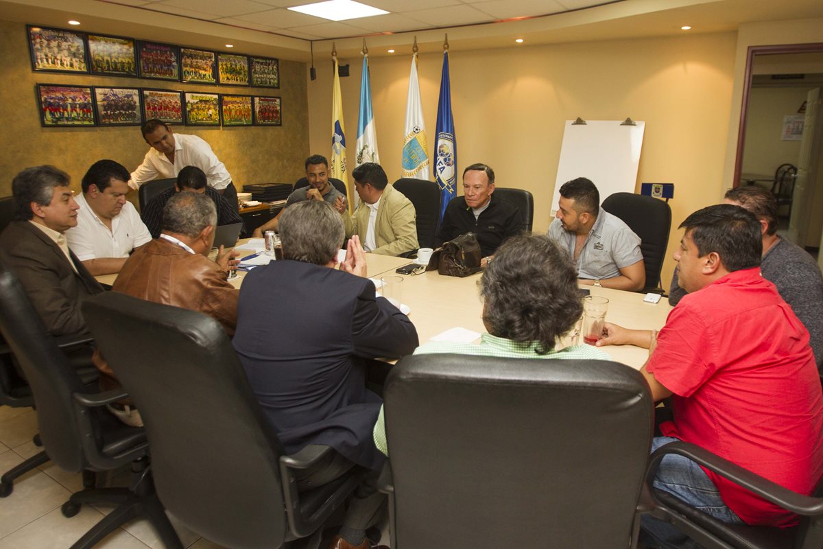 Directivos de Antigua y Guastatoya se reunión este lunes con la Liga Nacional. (Foto Prensa Libre: Norvin Mendoza)