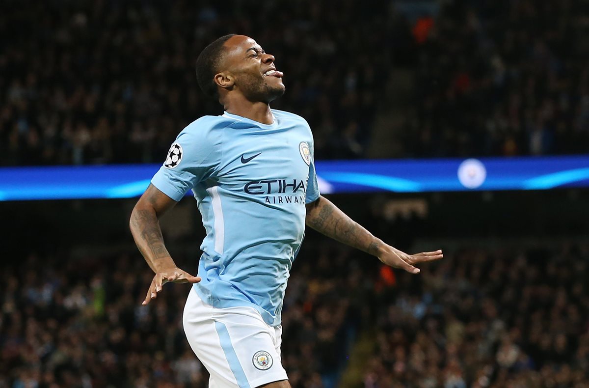 Raheem Sterling celebra tras anotar en el triunfo del City contra el Nápoli.