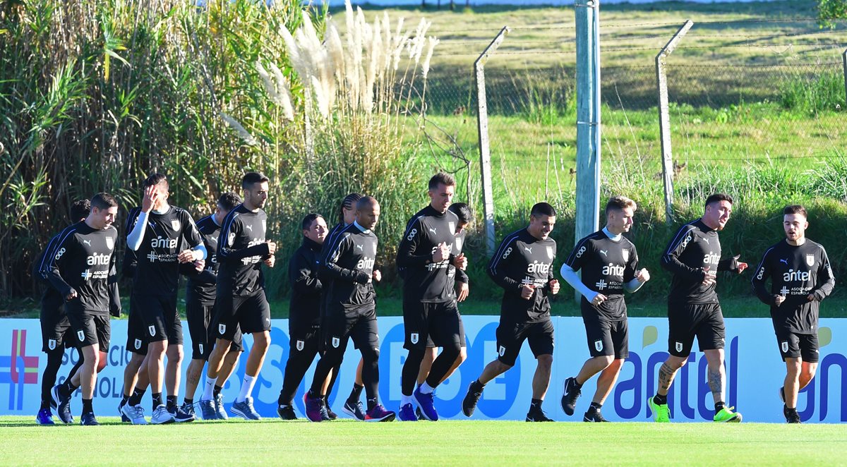 El grupo de jugadores se reunió sin algunas de sus figuras. (Foto Prensa Libre: AFP)