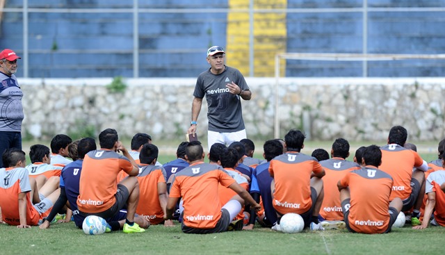 Roberto Gamarra durante su primer entrenamiento el 26 de marzo de 2015 (Foto  Prensa Libre:  Francisco Sánchez)