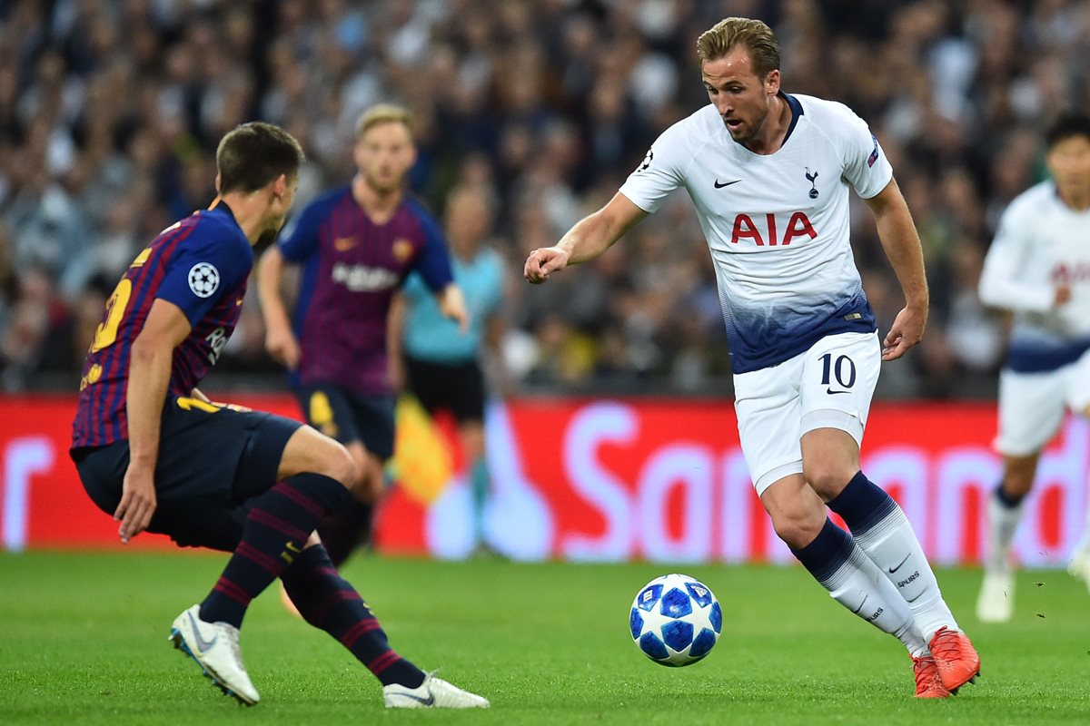 Harry Kane trata de superar la marca de Clement Lenglet. (Foto Prensa Libre: AFP).