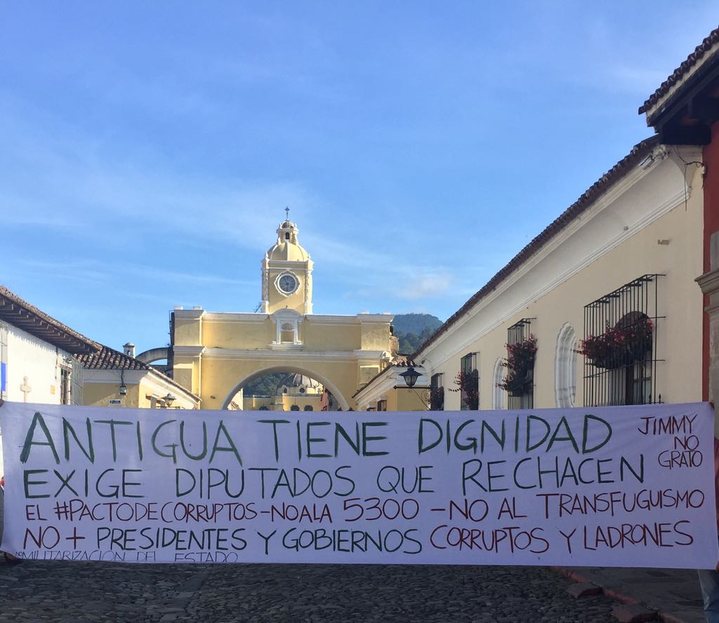 La pancarta de protesta se colocó por unos minutos en la calle del Arco de Antigua Guatemala, Sacatepéquez. (Foto Prensa Libre: Julio Sicán)