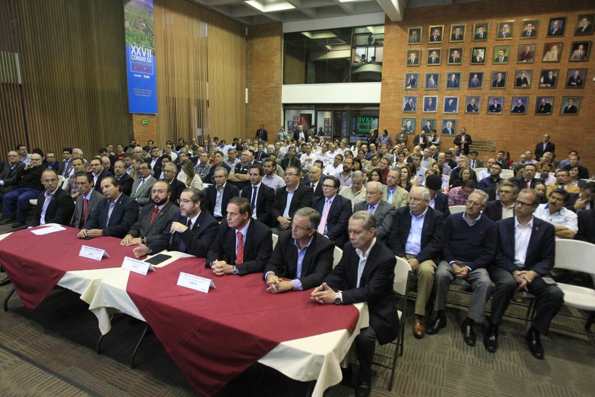 Representantes y agremiados de Cacif se pronuncian en conferencia de prensa sobre la justicia indígena. (Foto Prensa Libre: Esbin García)