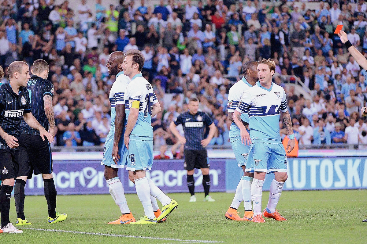 En el partido frente al Inter, el árbitro, Davide Massa, expulsó al portero del Lazio Federico Marchetti. (Foto Prensa Libre: AFP)