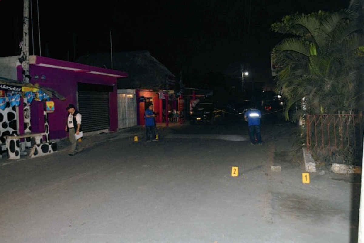 Fiscales del MP examinan lugar del ataque, en Puerto San José, Escuintla. (Foto Enrique Paredes)