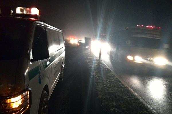 Gran cantidad de piedras y lodo cubren la carretera en el km 40 de la ruta Interamericana. (Foto Prensa Libre: César Pérez).