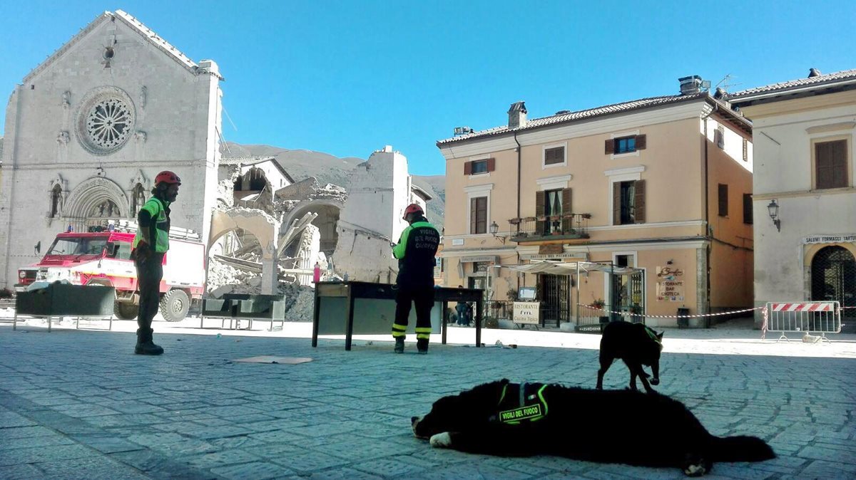 Socorristas observan los daños causados en la Iglesia de San Benito en Norcia, de la cual en pie quedó solo la fachada. (Foto Prensa Libre: EFE)