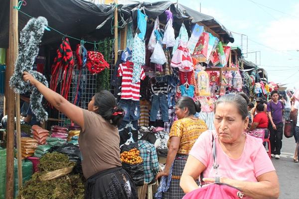 Vecinos visitan ventas navideñas instaladas en la ciudad de Escuintla. (Foto Prensa Libre: Melvin Sandoval) <br _mce_bogus="1"/>