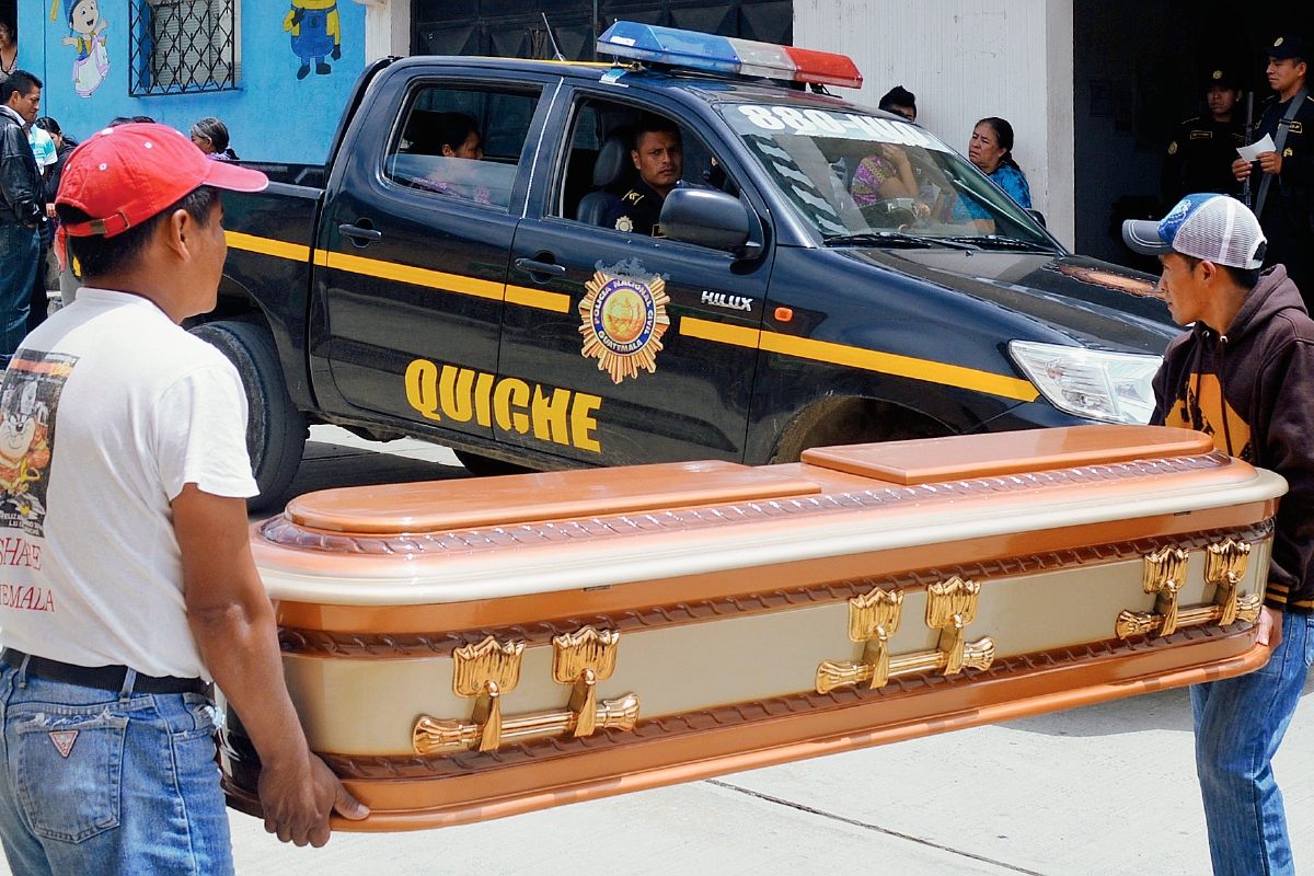 Cadáver es retirado de la morgue del Inacif de Santa Cruz del Quiché. (Foto Prensa Libre: Óscar Figueroa)