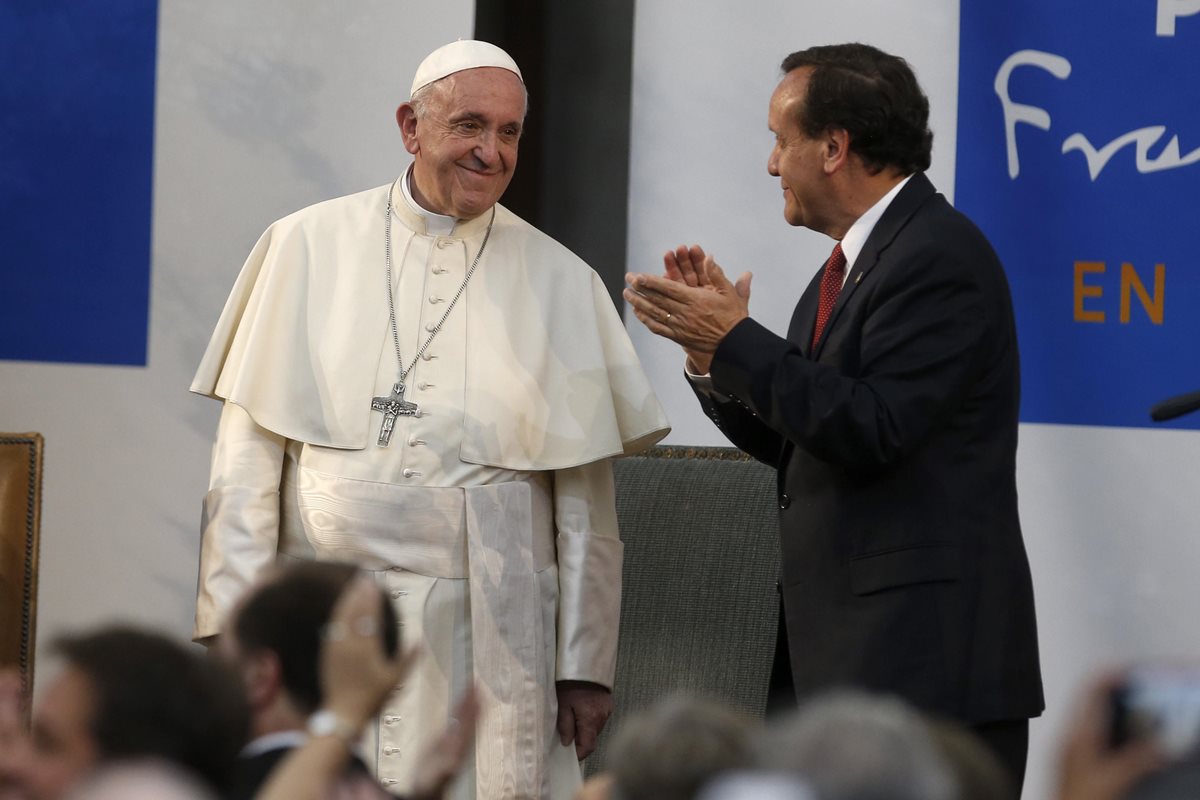 El papa Francisco casó a una pareja chilena que suspendió su matrimonio porque la iglesia se derrumbo con el terremoto de 2010. (Foto Prensa Libre: EFE)