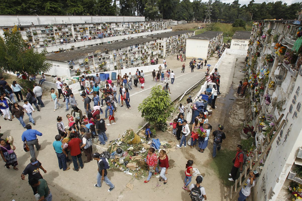 Acomodar los horarios en los cementerios públicos tiene con fin establecer un control y evitar incidentes durante las inhumaciones.(Foto Prensa Libre: Hemeroteca PL)