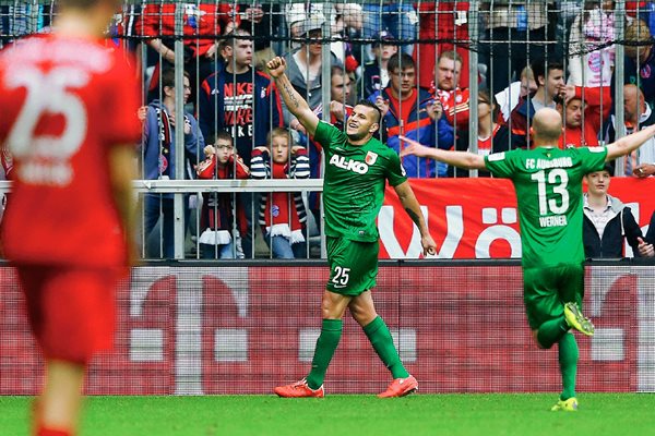 Raúl Bobadilla festeja luego de anotar el gol del triunfo del Augsburg frente al Bayern Múnich. (Foto Prensa Libre: AP)