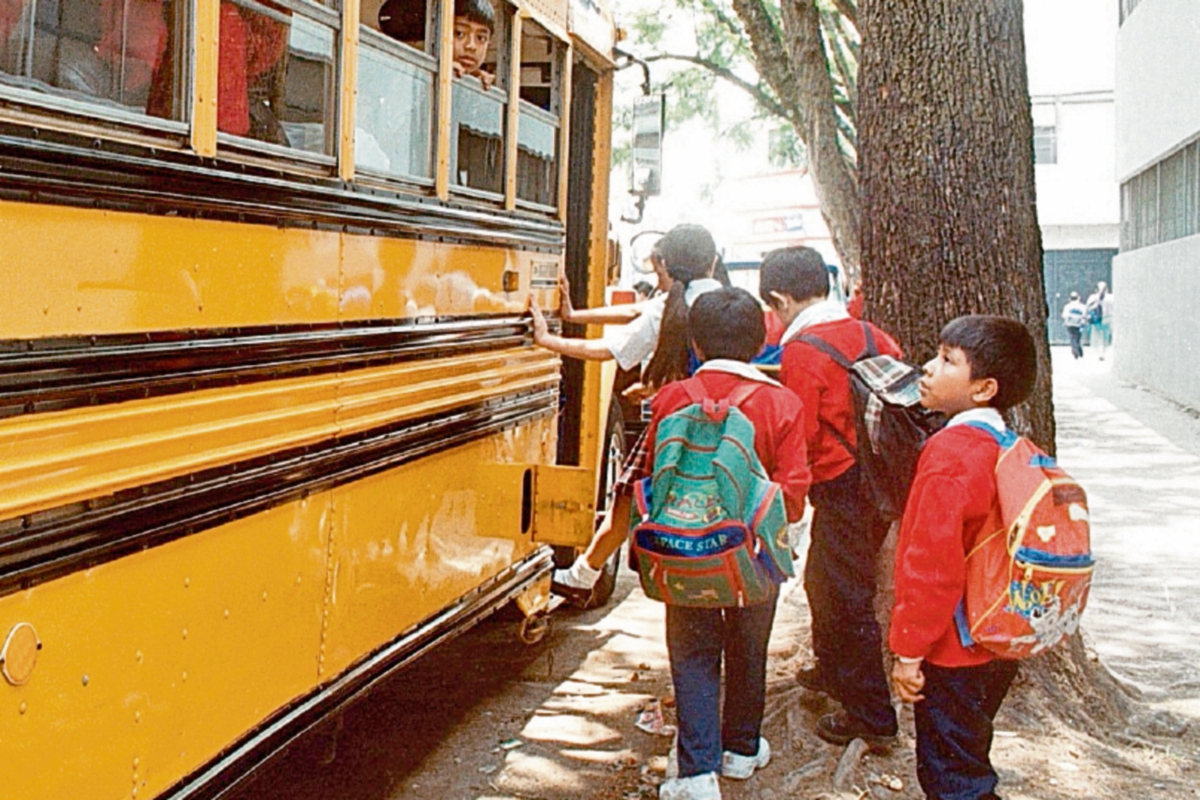 Una de las principales quejas de los padres de familia es que son condicionados a contratar el servicio exclusivo del colegio.(Foto Prensa Libre: Hemeroteca PL)