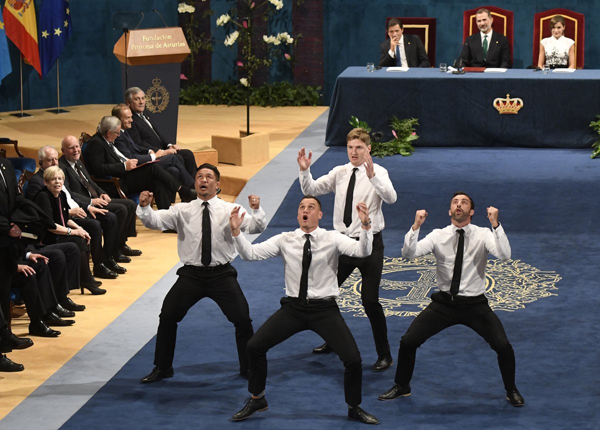 Los jugadores de los All Blacks, Keven Mealamu, Israel Dagg, Jordie Barrett y Conrad Smith bailan la haka. (Foto Prensa Libre: AFP)