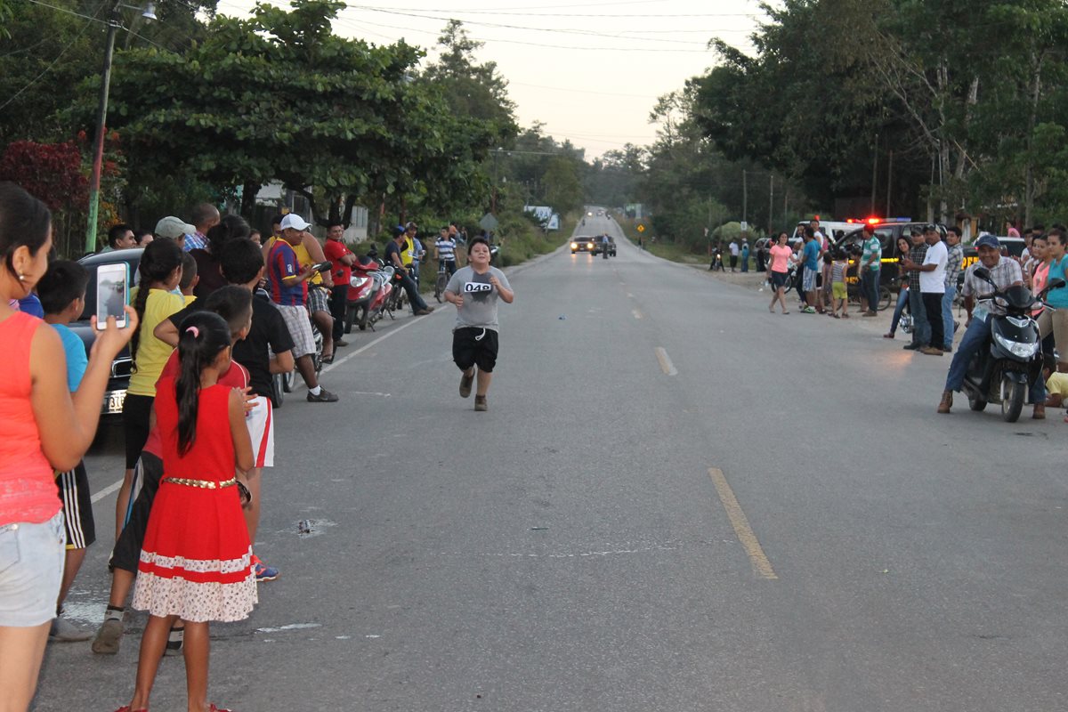 Uno de los participantes en la carrera organizada en Poptún, Petén, se acerca a la meta. (Foto Prensa Libre: Walfredo Obando)