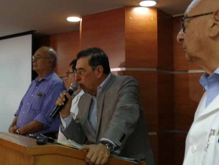 En conferencia de prensa, médicos que laboran para el Ministerio de Salud anuncian que el lunes se comenzará con la suspensión de la consulta externa. (Foto Prensa Libre: Ana Lucía Ola)