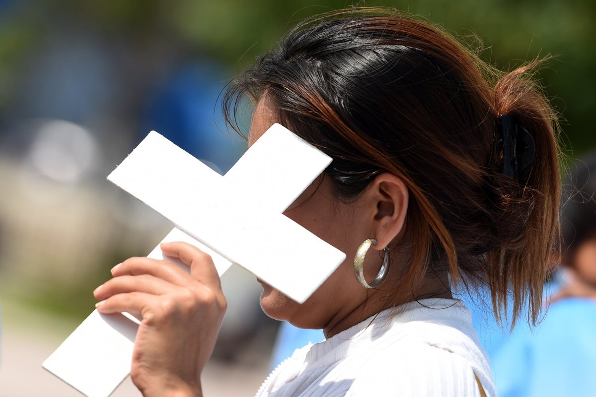 Una salvadoreña participa en una marcha reciente contra la violencia en ese país. (Foto Prensa Libre: AFP).