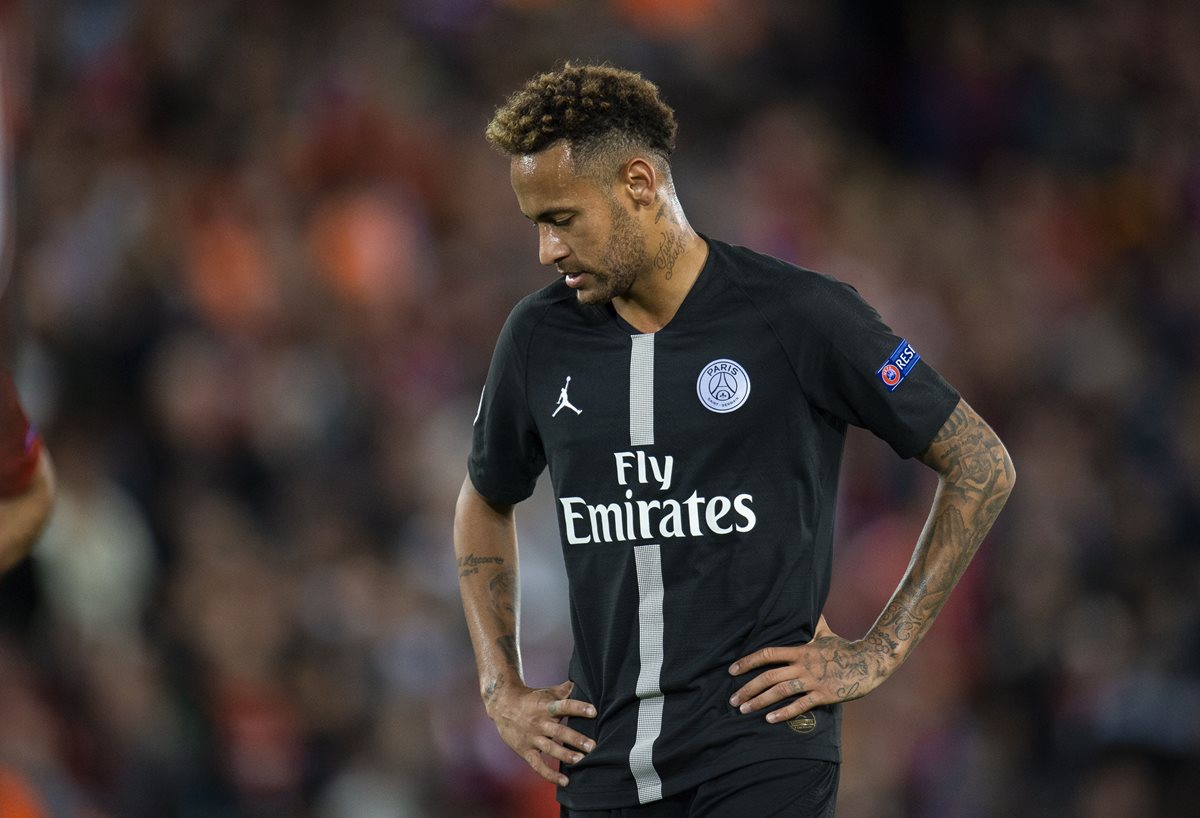 Neymar no tuvo un buen partido en Anfield y su equipo, el PSG, perdió 3-2 contra el Liverpool. (Foto Prensa Libre: EFE)