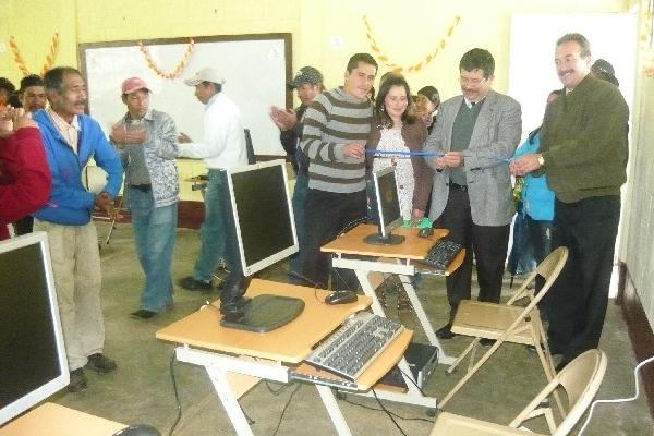 El supervisor de Educación Enio Maldonado   corta la cinta simbólica durante  acto de entrega.