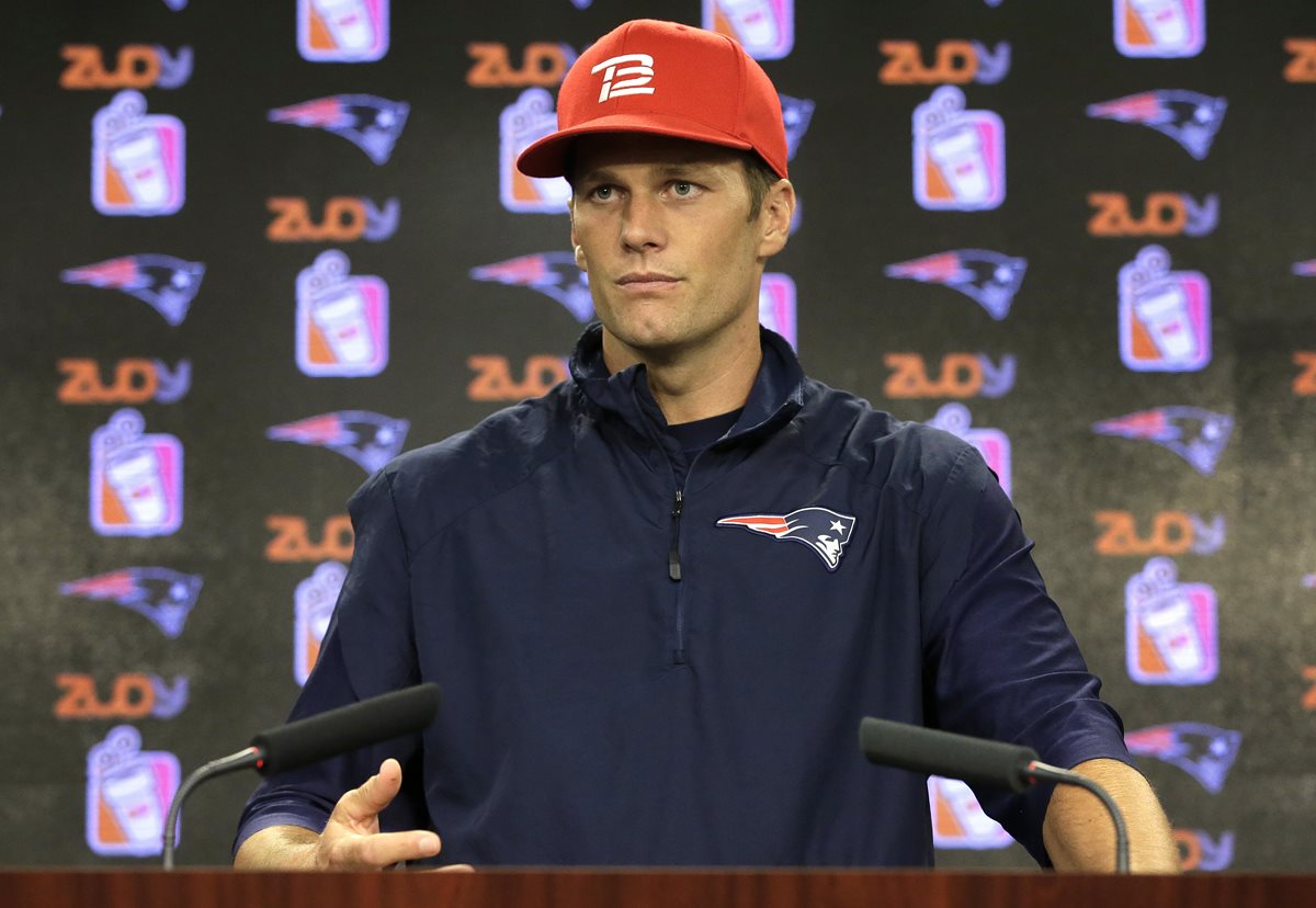 Tom Brady regresa a los entrenamientos luego del pequeño incidente. (Foto Prensa Libre: AP)