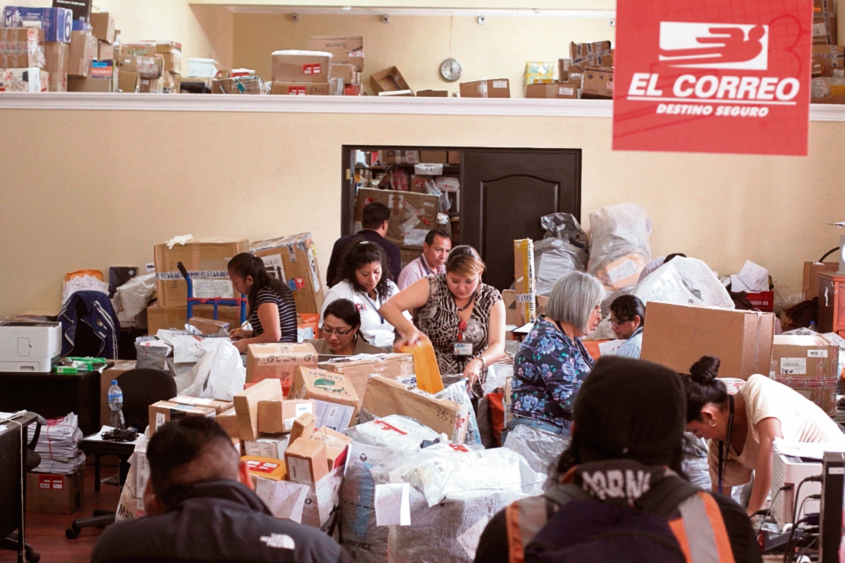 Los envíos familiares y las compras por internet también han aumentado el volumen de paquetería que se maneja en el Almacén de Fardos Postales. (Foto Prensa Libre: Edwin Bercián)