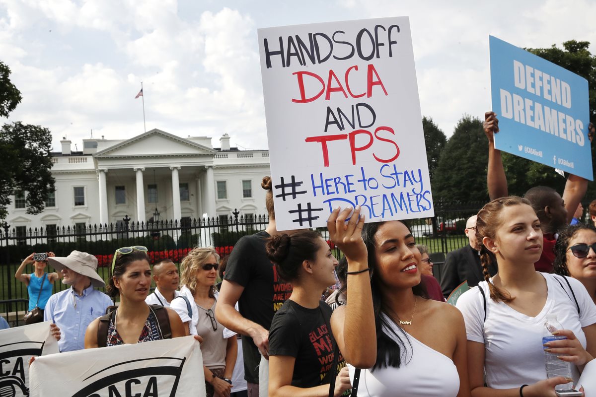 Las protestas continúan frente a la Casa Blanca de estuciantes indocumentados que condenan el fin del DACA.(AP).