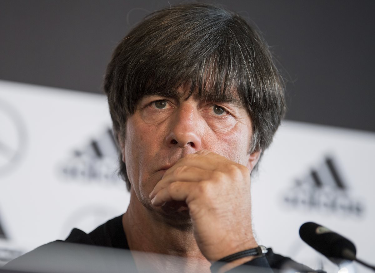 Löw no se quedó callado y criticó duramente a ciertos malintencionados aficionados. (Foto Prensa Libre: AP)