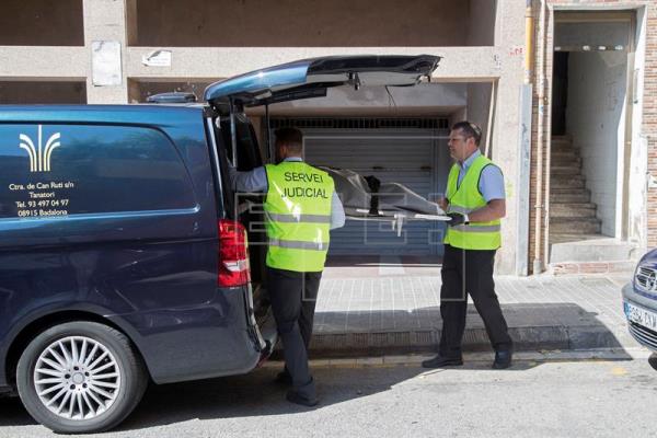 El servicio judicial de Badalona sacan al cadáver de la mujer del edificio donde ocurrió el hecho. (Foto Prensa Libre. EFE)