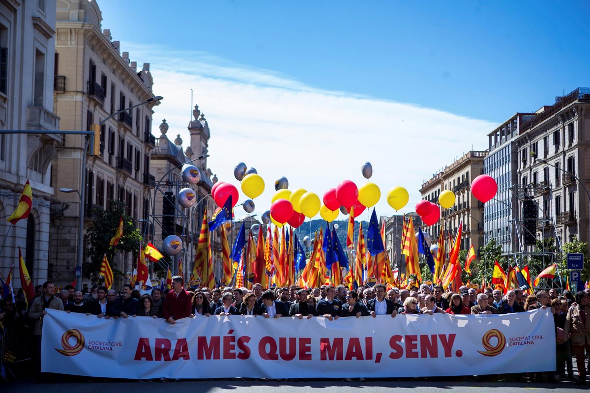 "Ahora más que nunca, seny" es el lema utilizado para esta manifestación. (Foto Prensa Libre: EFE)