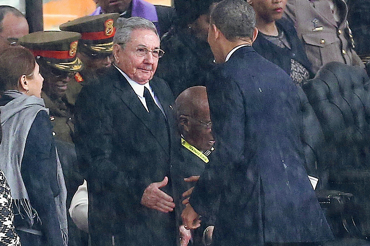 El presidente estadounidense Barack Obama estrecha la mano con el mandatario cubano, Raúl Castro, en Sudáfrica. (Foto Prensalibre:AP)