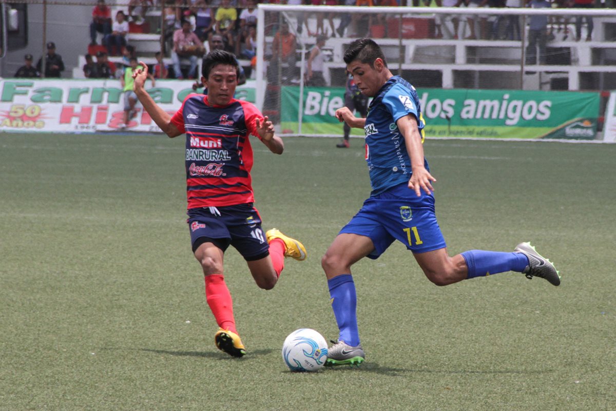 Franklin Barrios disputa el balón con José Longo. (Foto Prensa Libre: Cortesía Municipal)