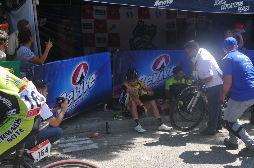 Manuel Rodas y otros ciclistas se limpian luego de la caída que sufrieron a pocos metros de la meta en Zacapa. (Foto Prensa Libre: Francisco Sánchez)