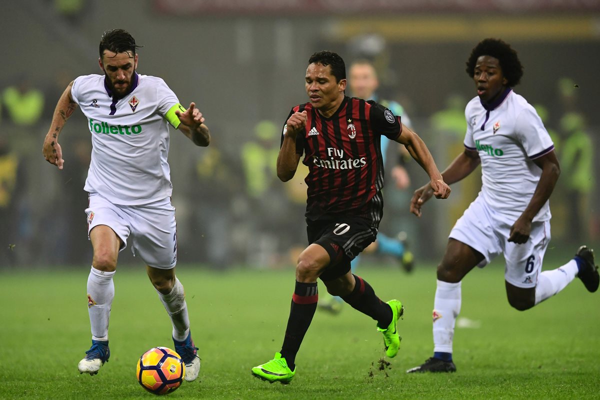 Bacca (centro), jugador del AC Milan, rechazó jugar en el futbol chino. (Foto Prensa Libre: AFP)