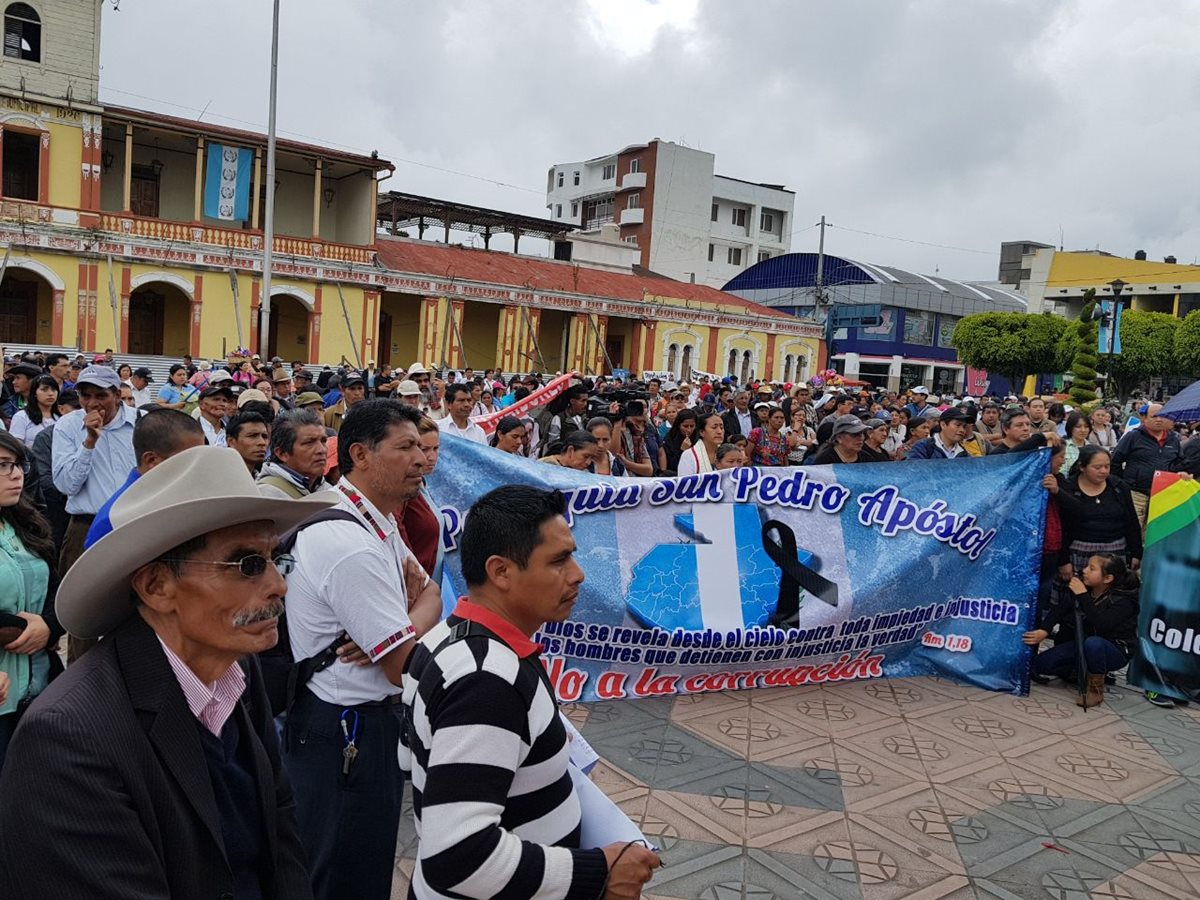 Decenas de católicos recorren las calles de San Marcos en señal de repudio por los actos de corrupción en el Congreso. (Foto Prensa Libre: Whitmer Barrera)